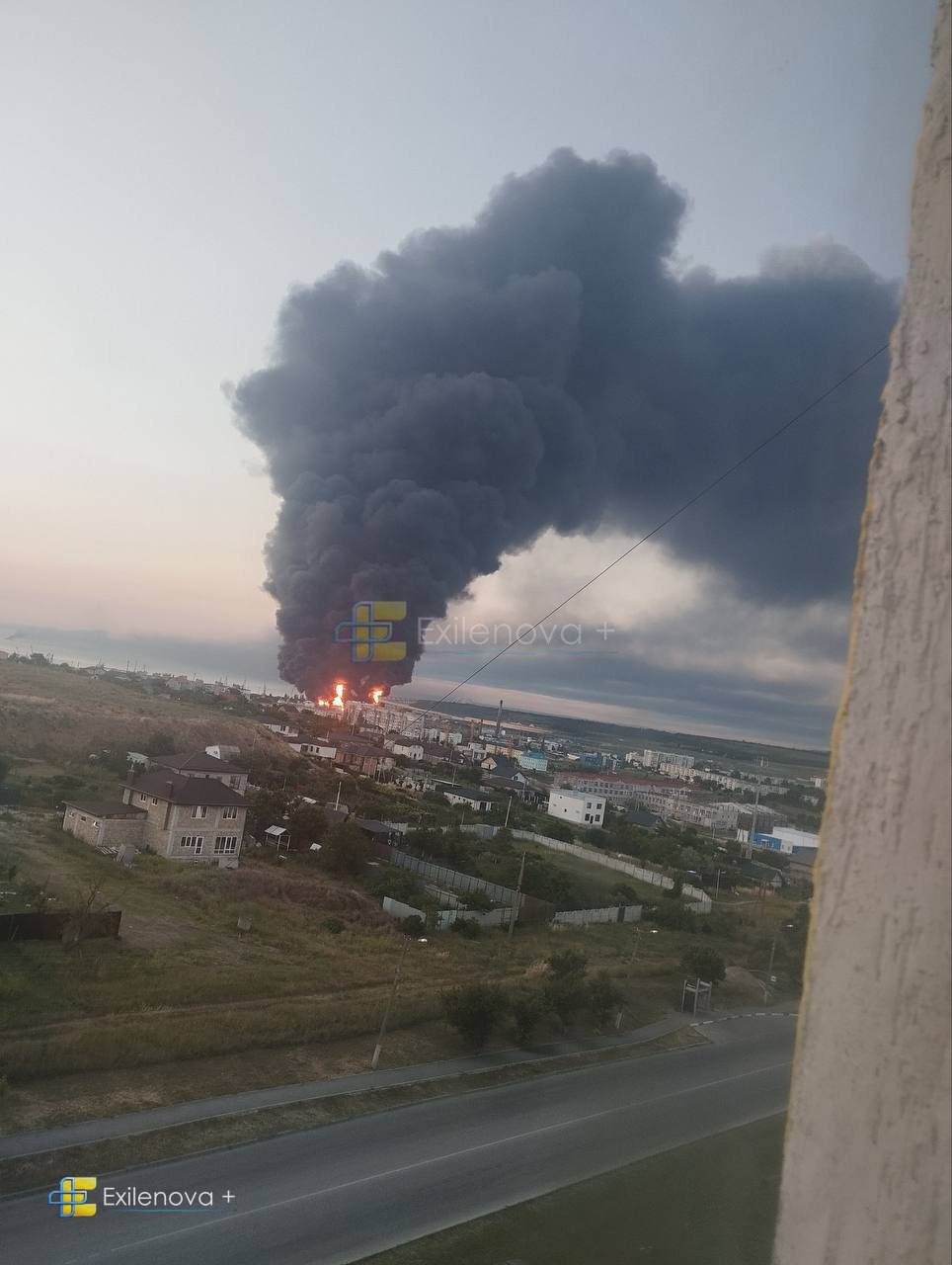 В окупованій Керчі палає нафтобаза. Пожежу також зафіксували в порту «Кавказ»